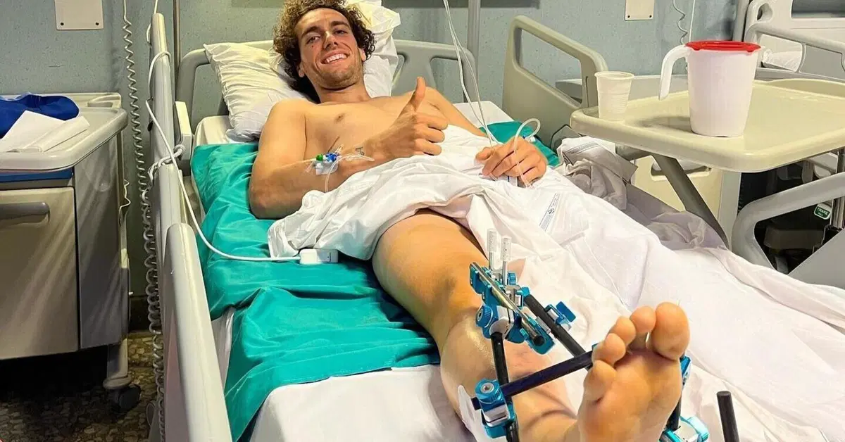 MotoGP 2023. GP d'Italia al Mugello. Caduta e grave infortunio per Alex Rins: rottura di tibia e perone