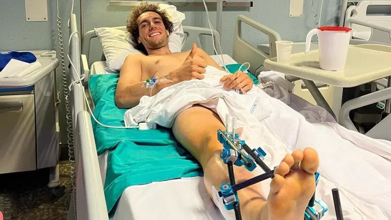MotoGP 2023. GP d'Italia al Mugello. Caduta e grave infortunio per Alex Rins: rottura di tibia e perone