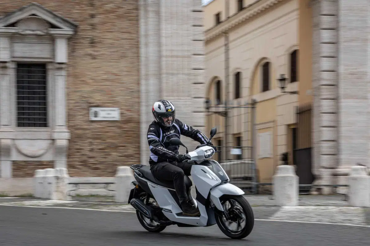 Prova nuovo Peugeot Tweet: look più graffiante, dotazione più completa [VIDEO e GALLERY] (10)