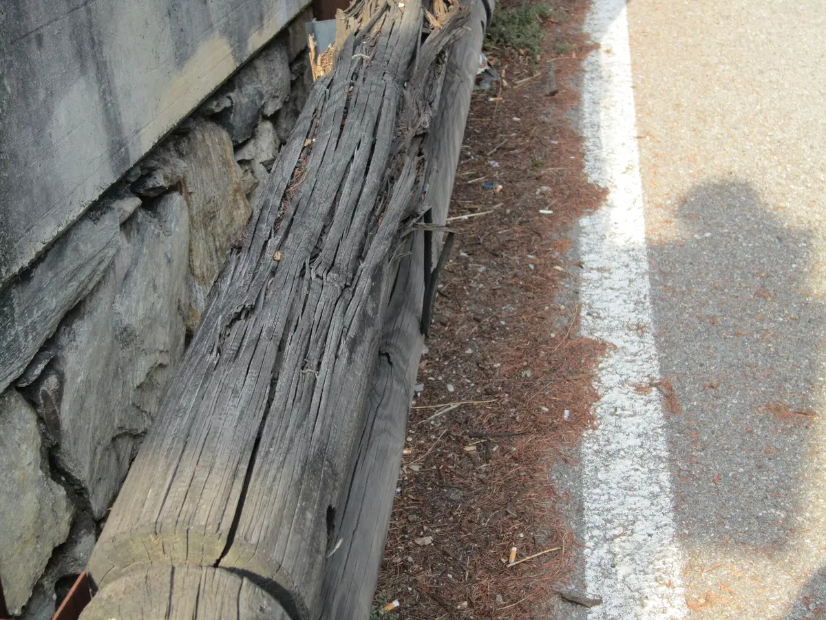 Strada Statale Regina 340 (Lago di Como): il pericolo arriva dai guard rail in legno (2)
