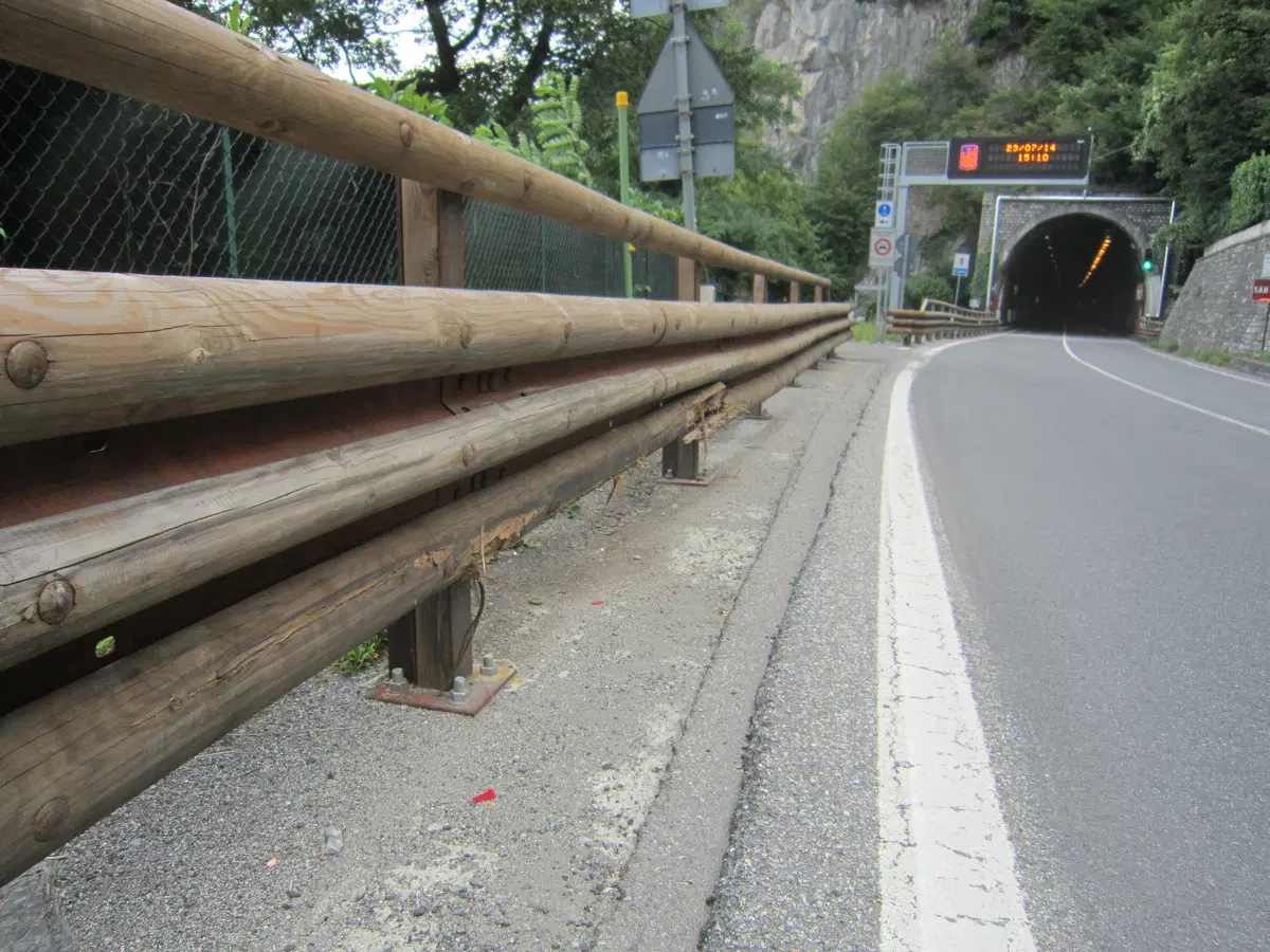 Strada Statale Regina 340 (Lago di Como): il pericolo arriva dai guard rail in legno (4)
