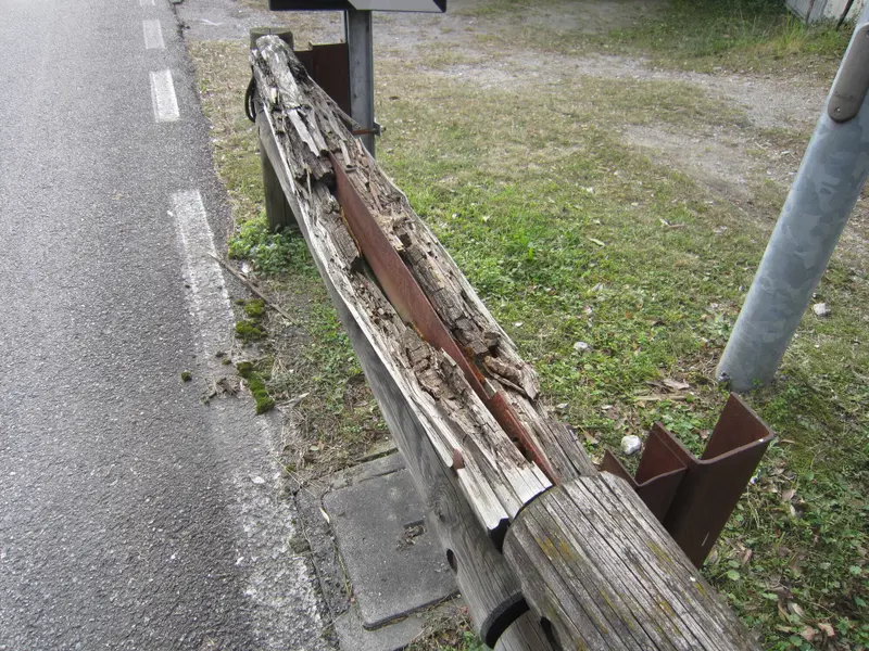 L'ANAS si &egrave; impegnata a sistemare le barriere di legno. Seguiremo lo stato dei lavori nelle prossime settimane