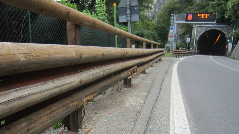 Strada Statale Regina 340 (Lago di Como): schegge impazzite dai guard rail in legno
