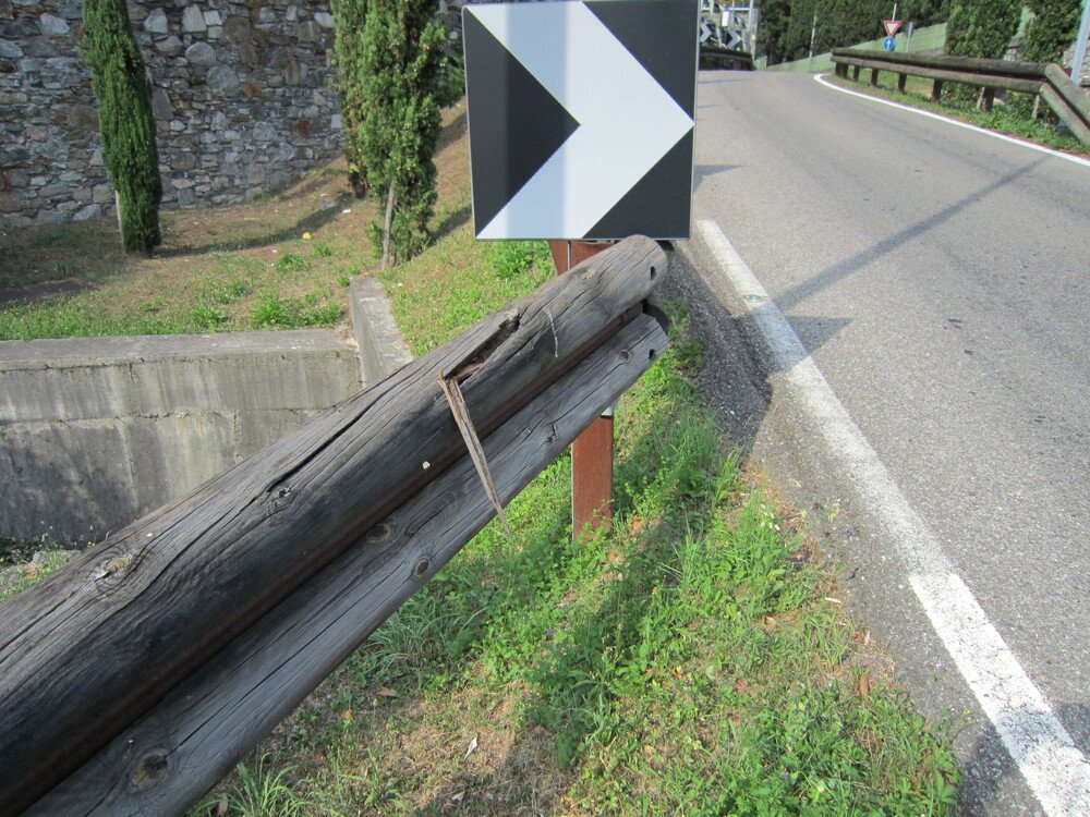 Il guard rail in legno &egrave; scelto per tutelare il paesaggio. Ma richiede una manutenzione attenta, altrimenti le schegge possono creare veri disastri in caso di urto