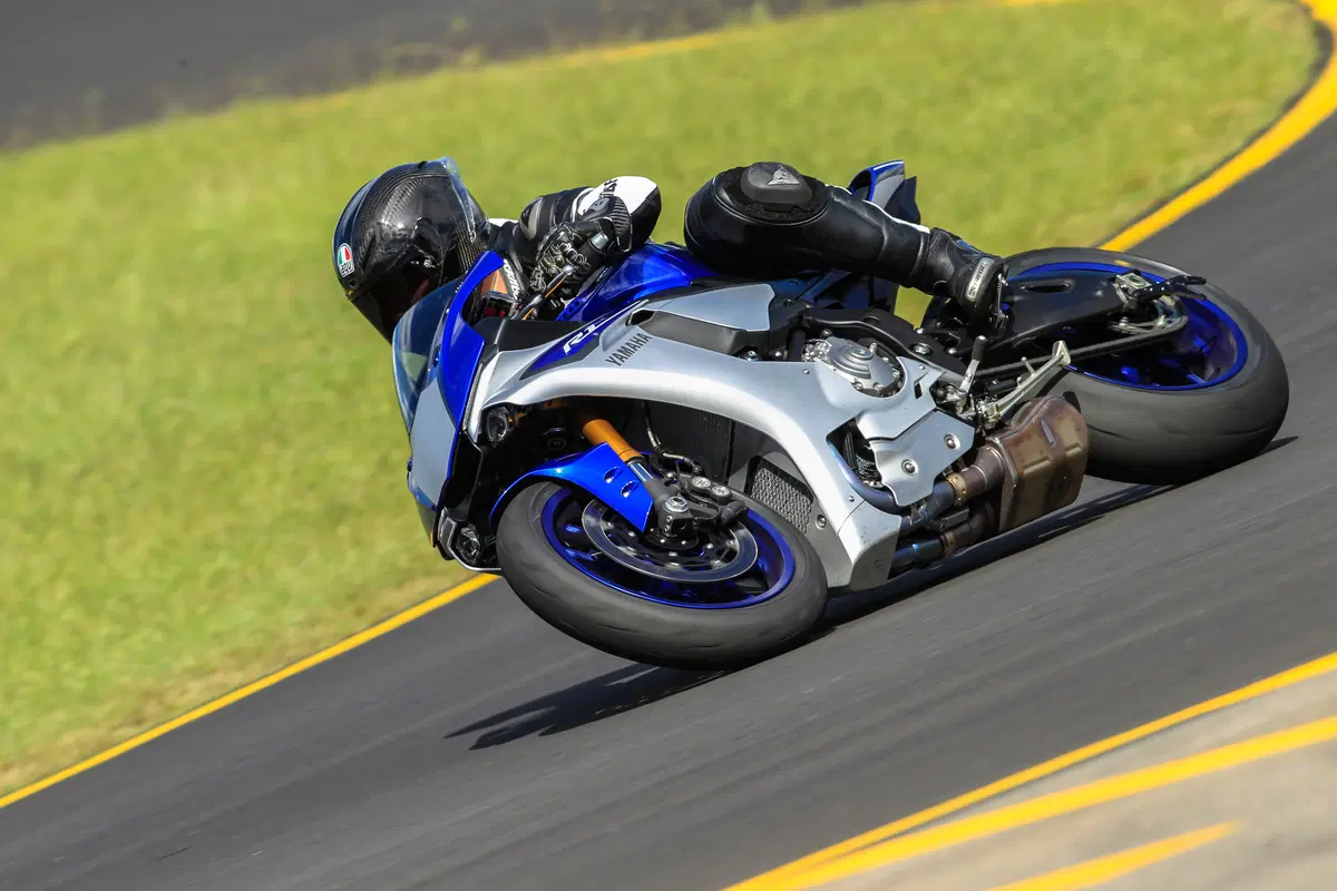 Yamaha YZF-R1 ed YZF-R1M (2)