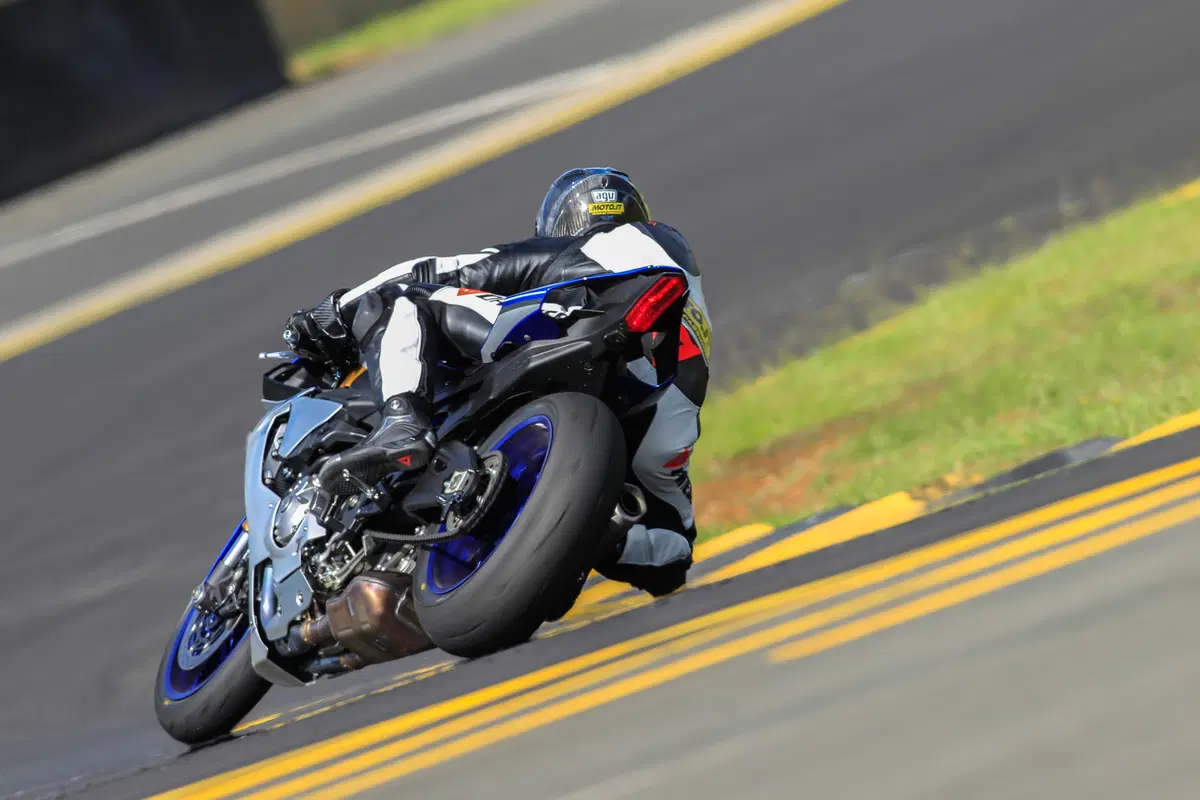Yamaha YZF-R1 ed YZF-R1M (3)