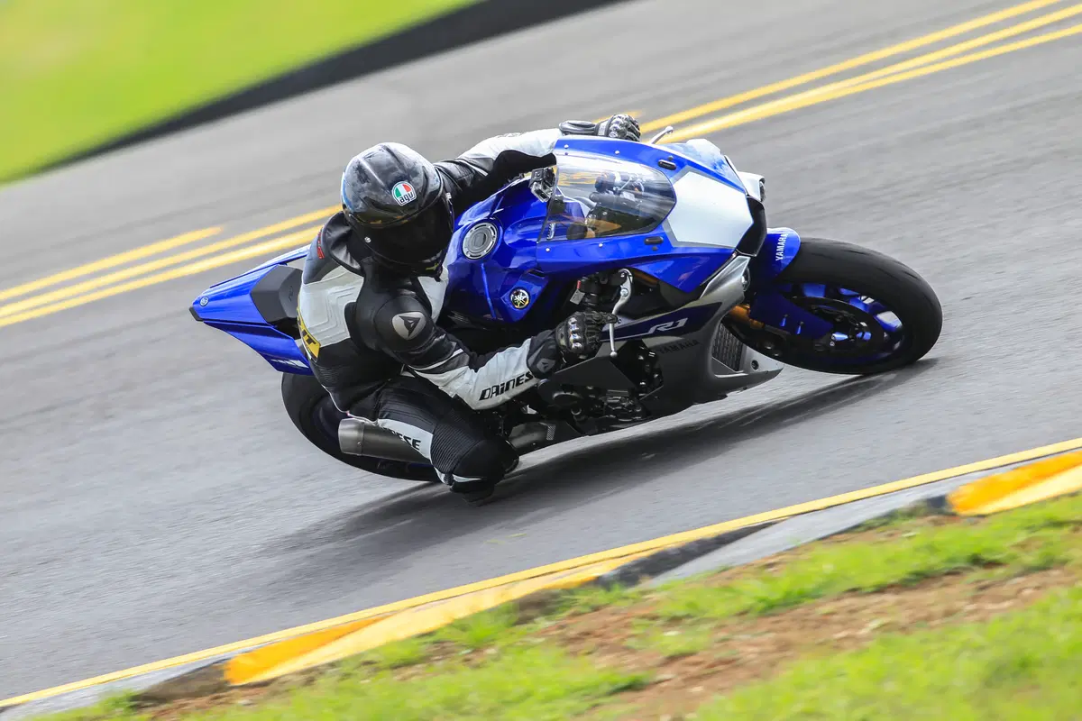 Yamaha YZF-R1 ed YZF-R1M (5)