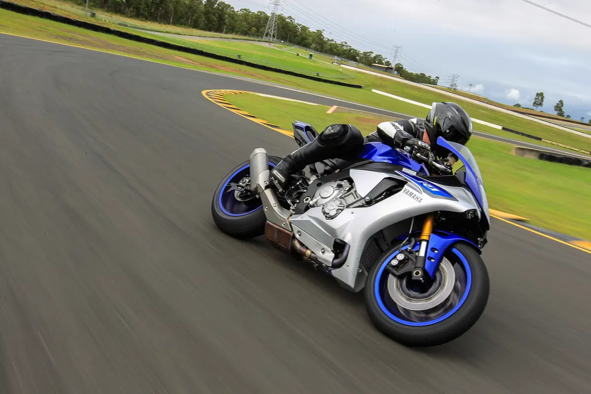 Yamaha YZF-R1 ed YZF-R1M (4)