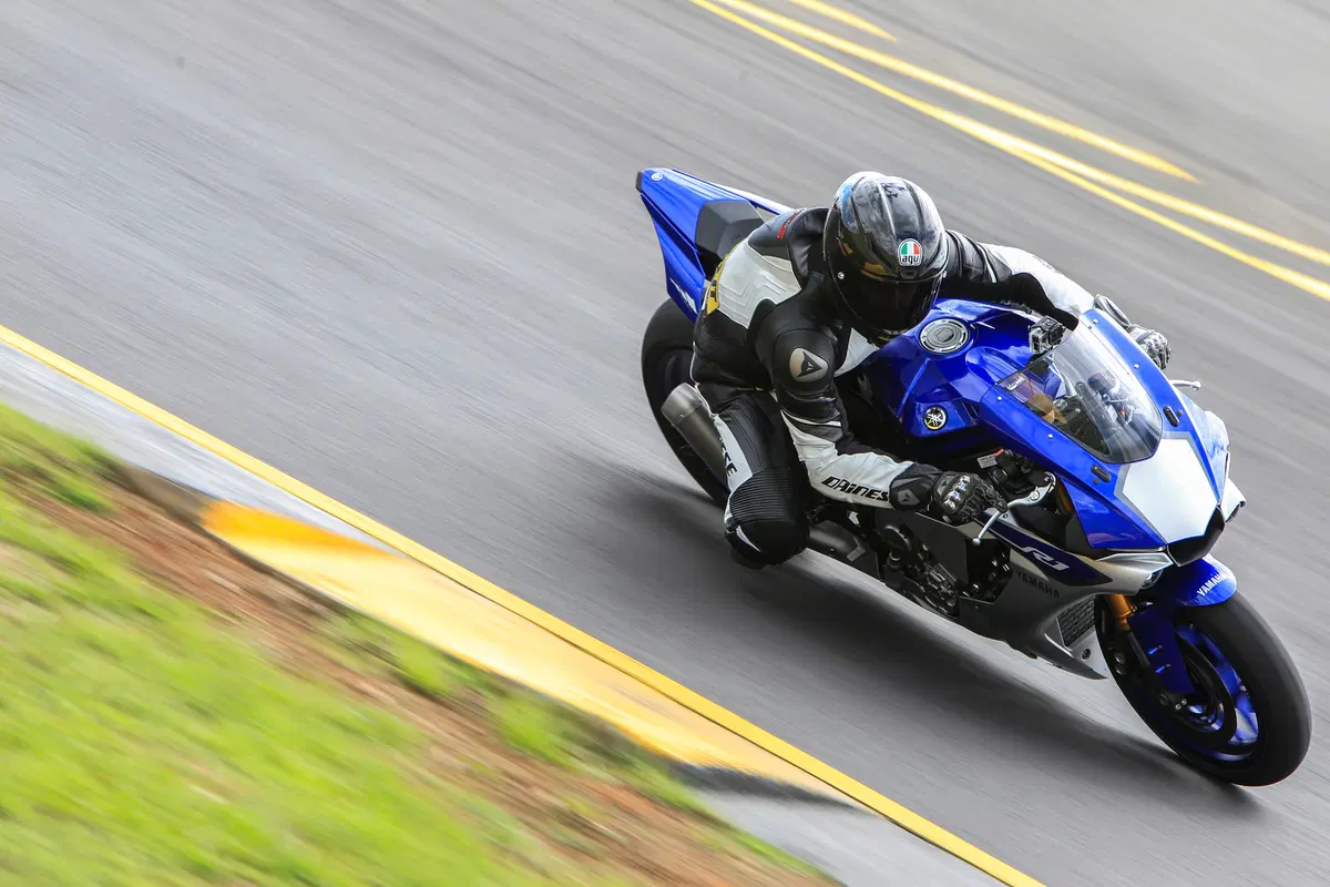 Yamaha YZF-R1 ed YZF-R1M (6)