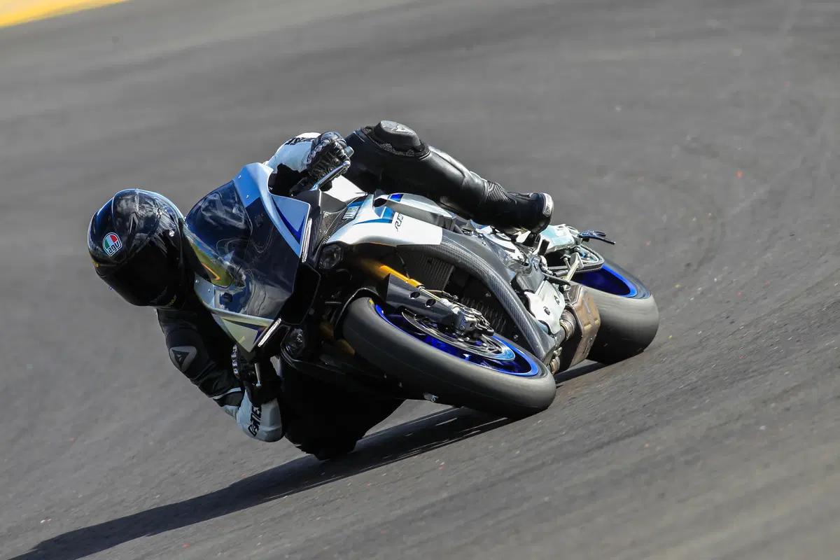 Yamaha YZF-R1 ed YZF-R1M (7)
