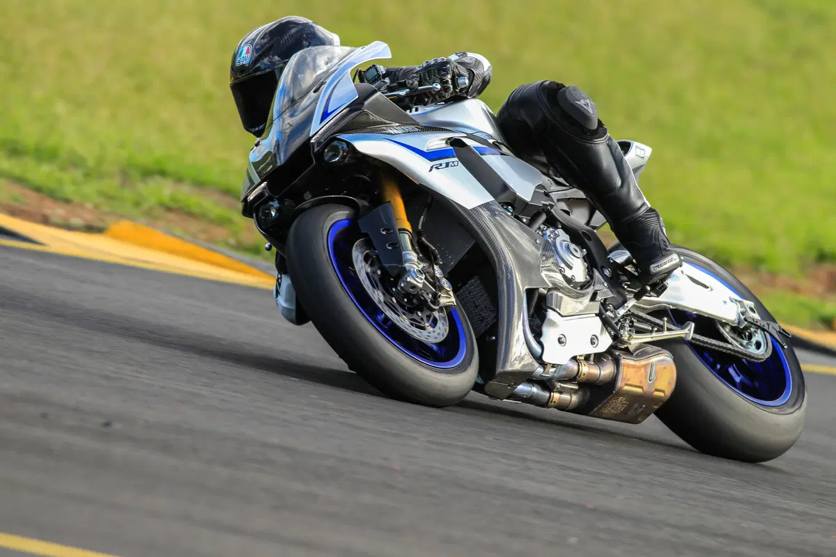 Yamaha YZF-R1 ed YZF-R1M (8)