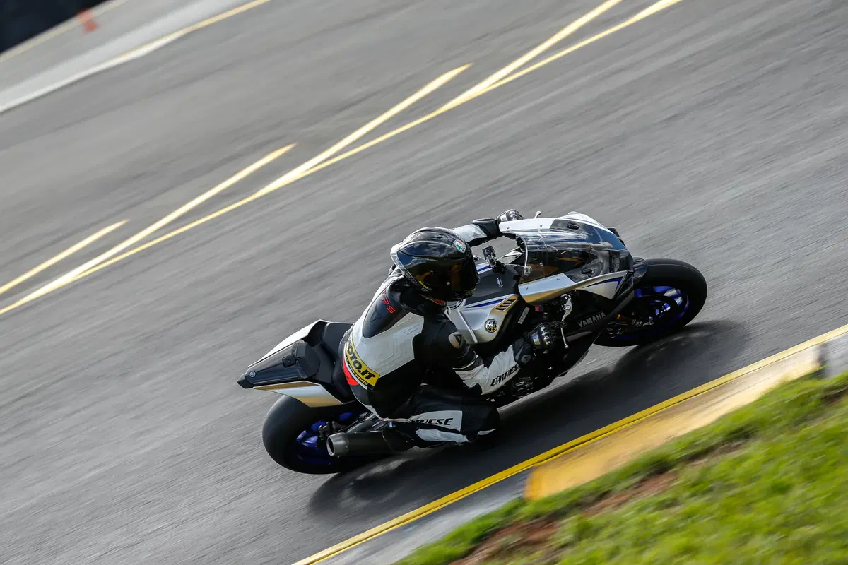 Yamaha YZF-R1 ed YZF-R1M (9)