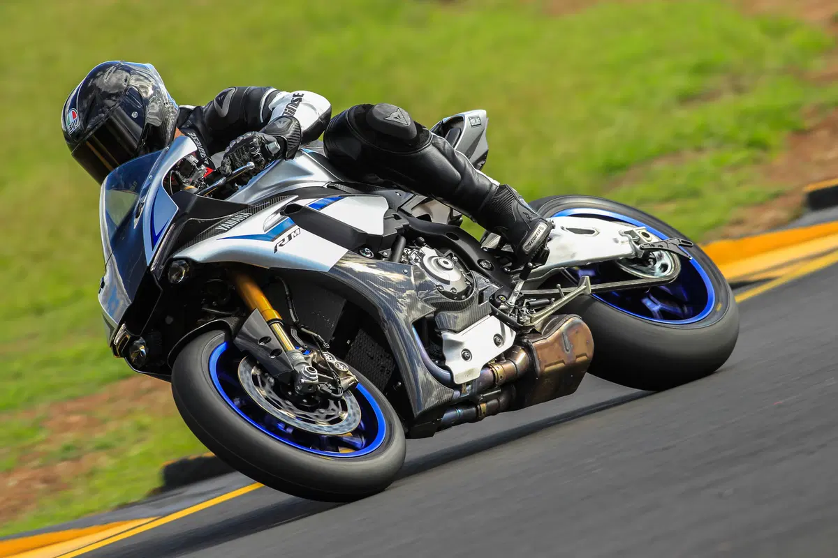 Yamaha YZF-R1 ed YZF-R1M (11)