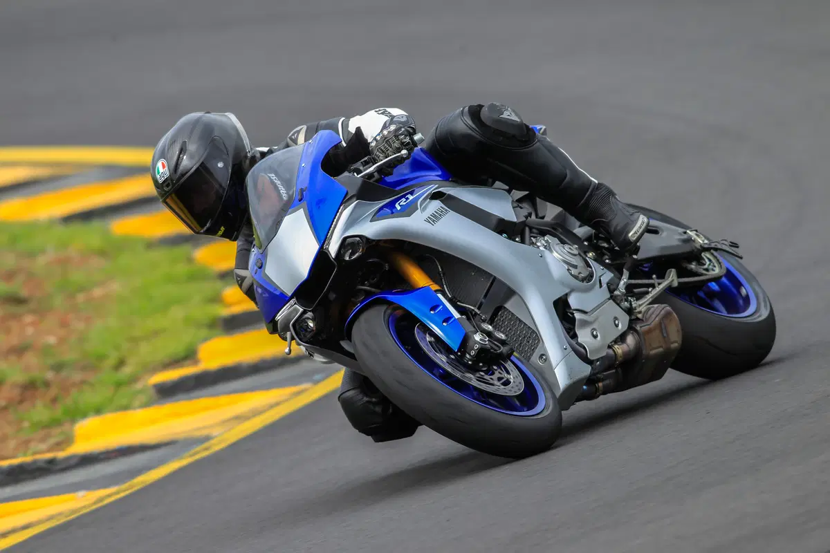 Yamaha YZF-R1 ed YZF-R1M (10)