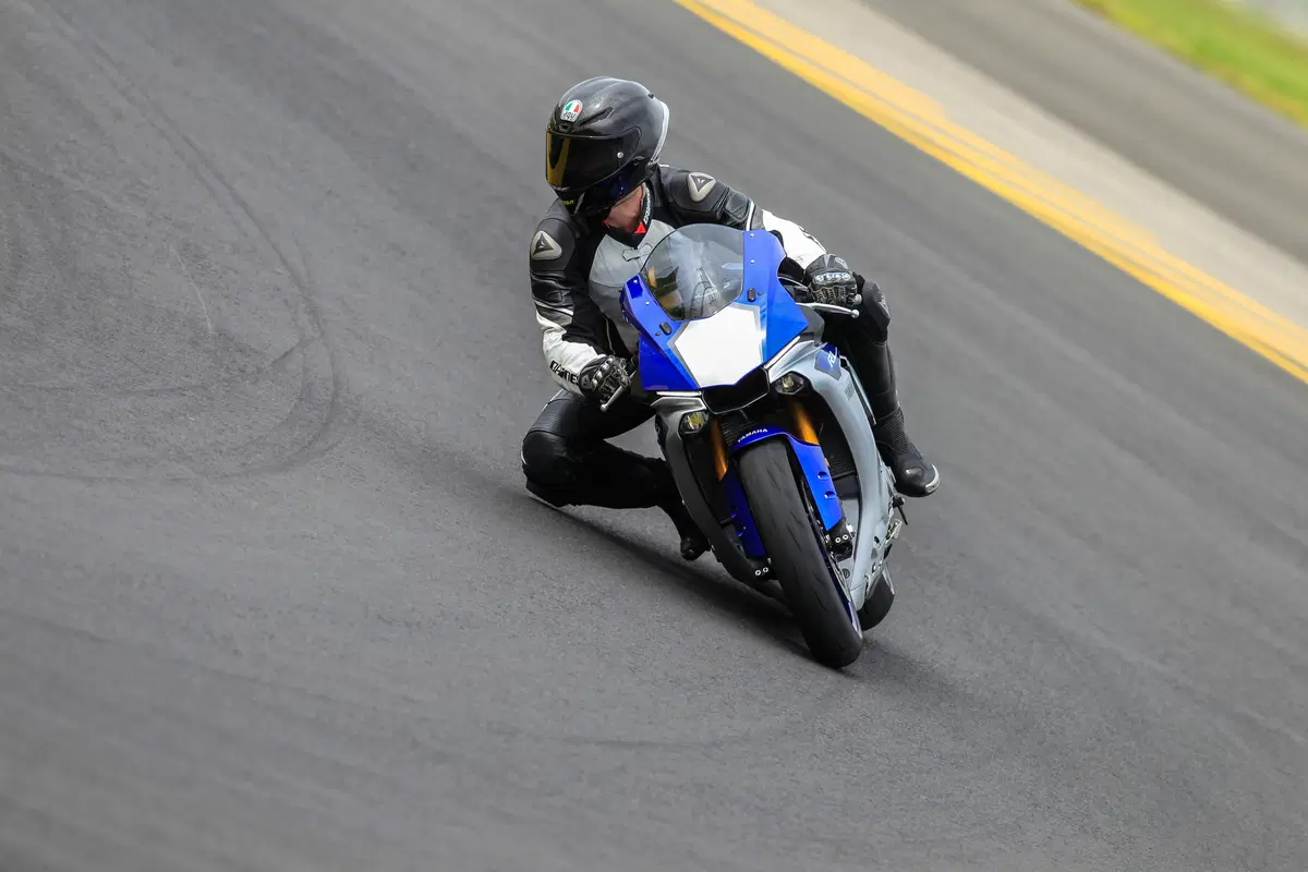 Yamaha YZF-R1 ed YZF-R1M (12)