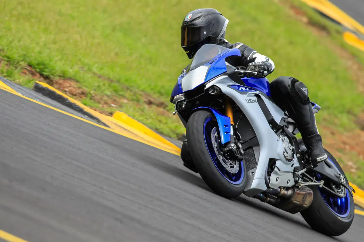 Yamaha YZF-R1 ed YZF-R1M (13)