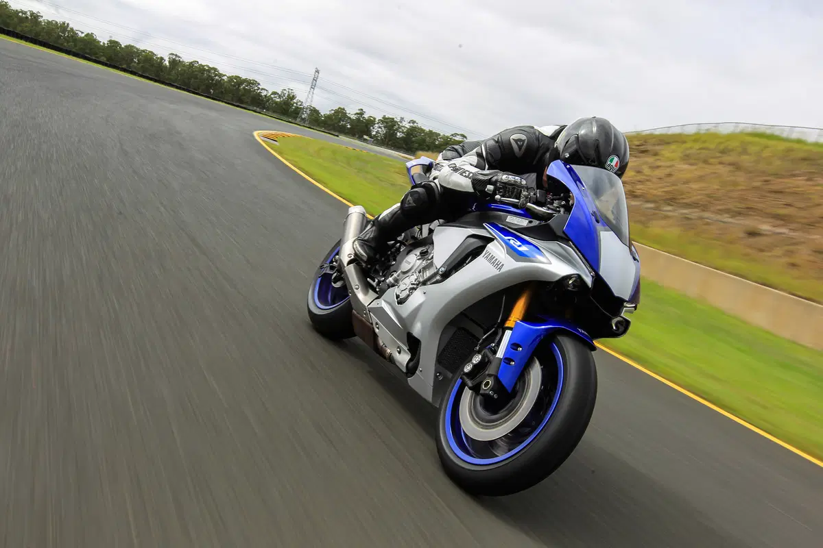 Yamaha YZF-R1 ed YZF-R1M (14)