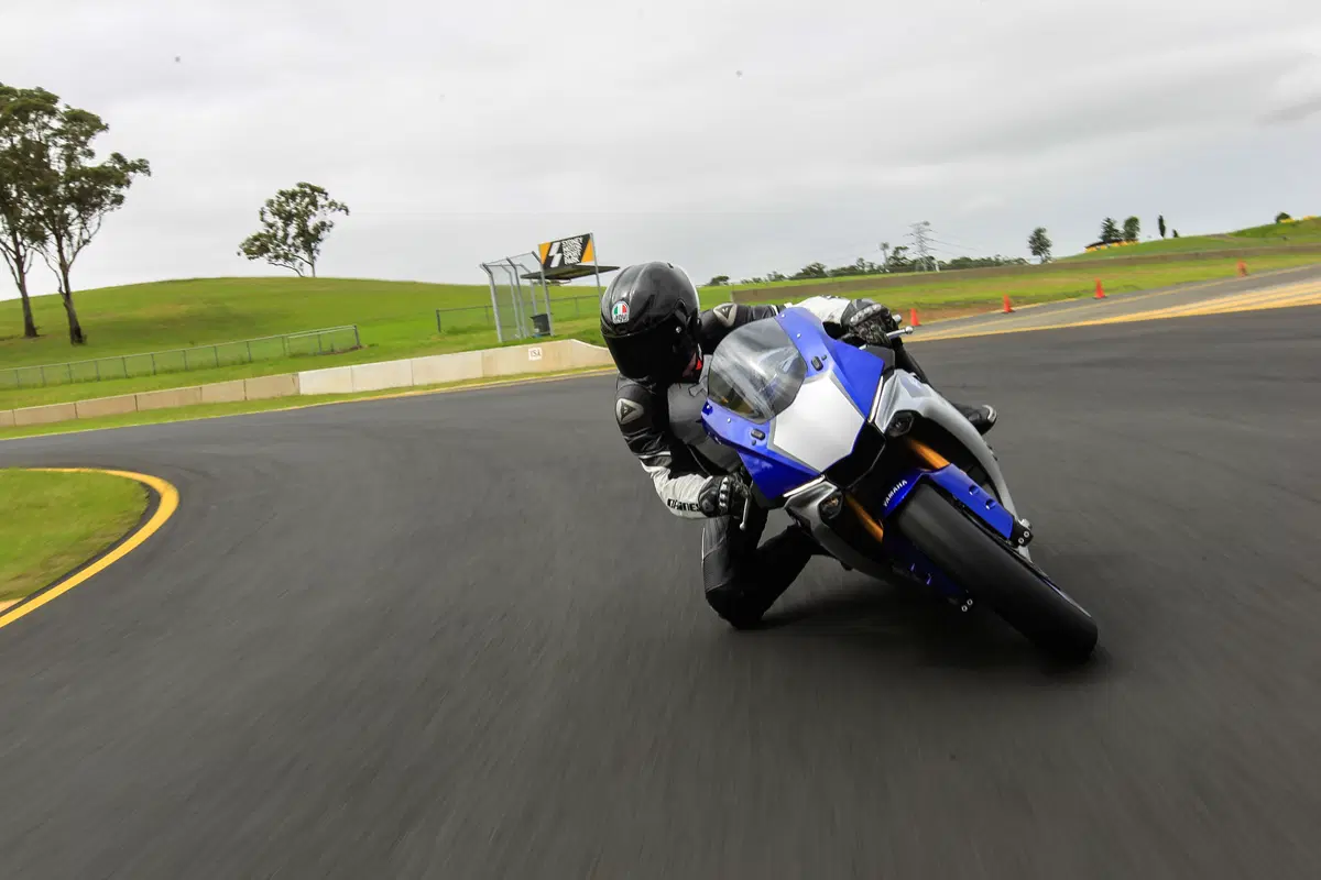 Yamaha YZF-R1 ed YZF-R1M (15)
