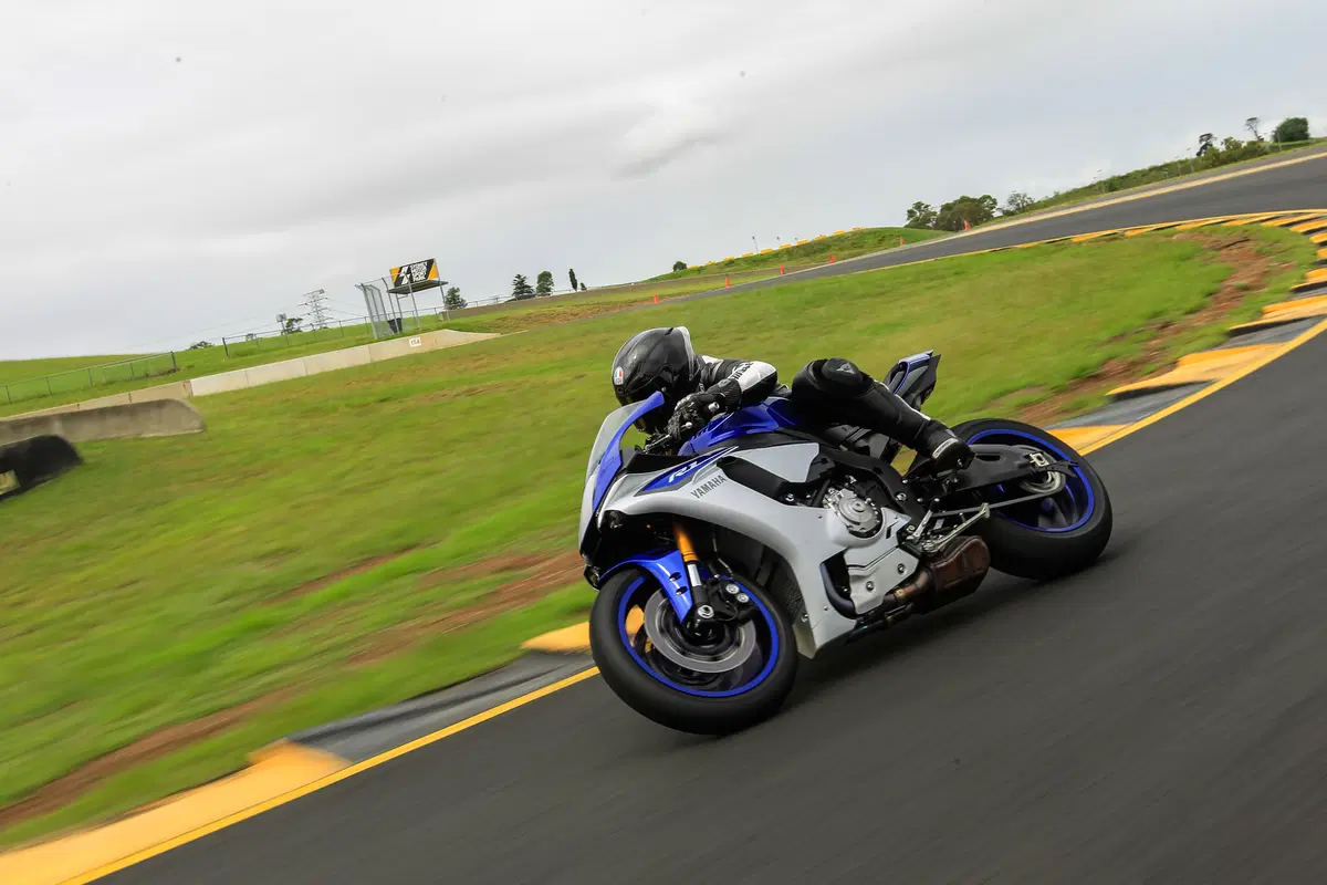 Yamaha YZF-R1 ed YZF-R1M (16)