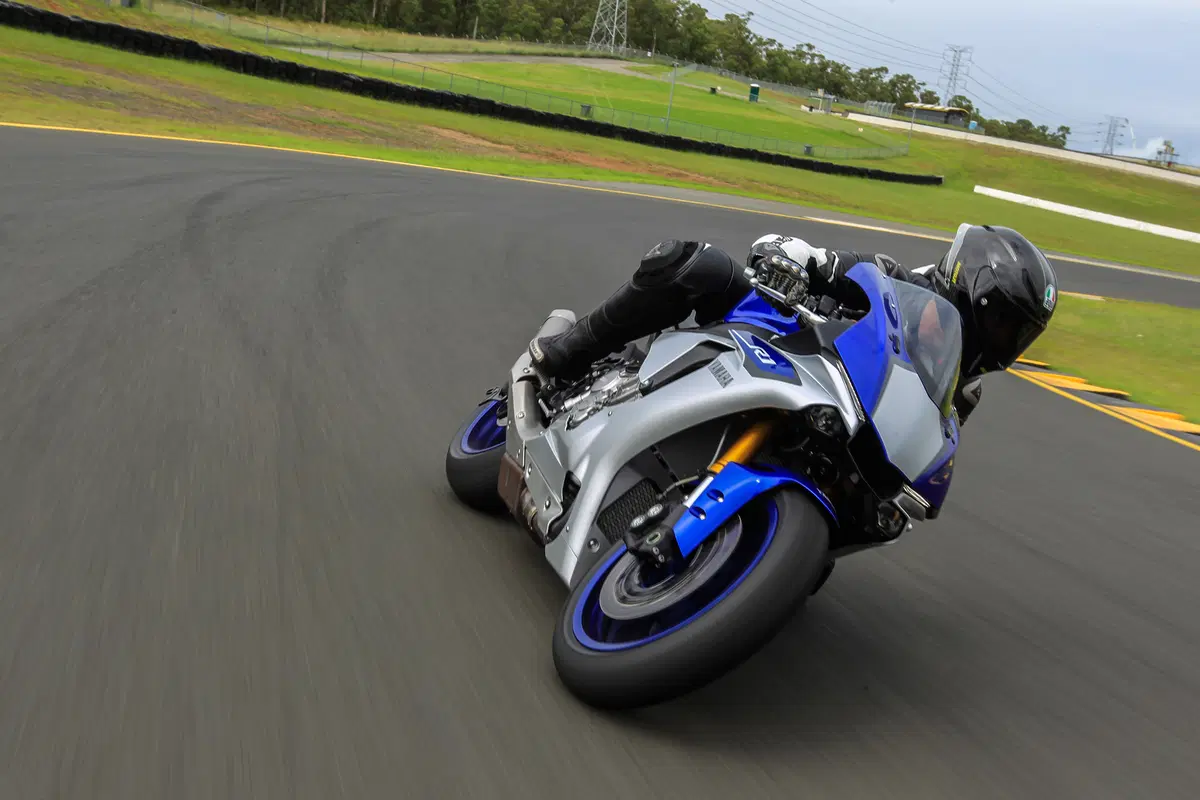 Yamaha YZF-R1 ed YZF-R1M (17)