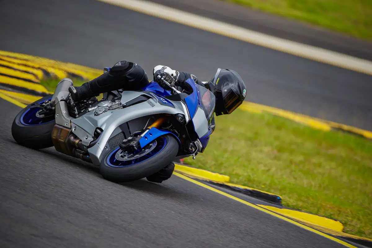 Yamaha YZF-R1 ed YZF-R1M (18)