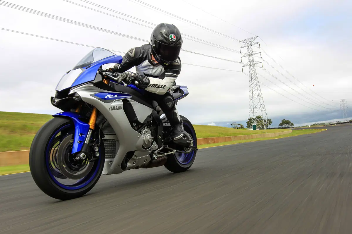Yamaha YZF-R1 ed YZF-R1M (19)