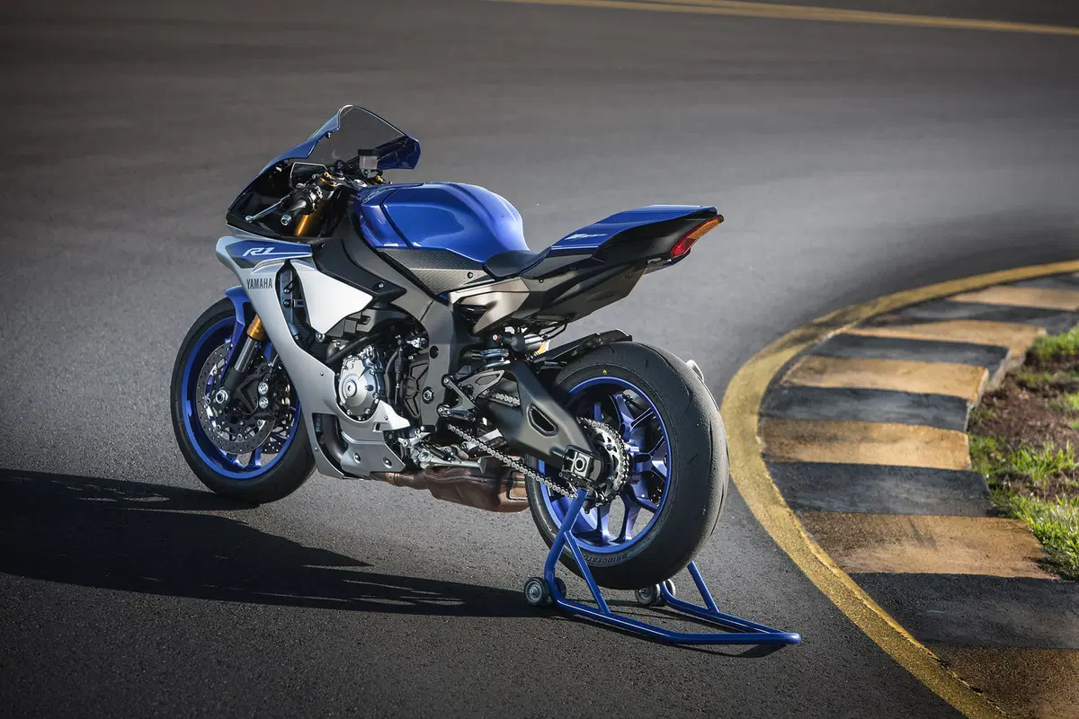 Yamaha YZF-R1 ed YZF-R1M (23)