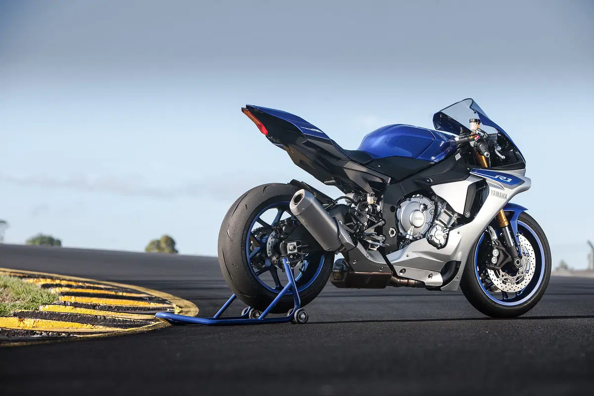 Yamaha YZF-R1 ed YZF-R1M (21)