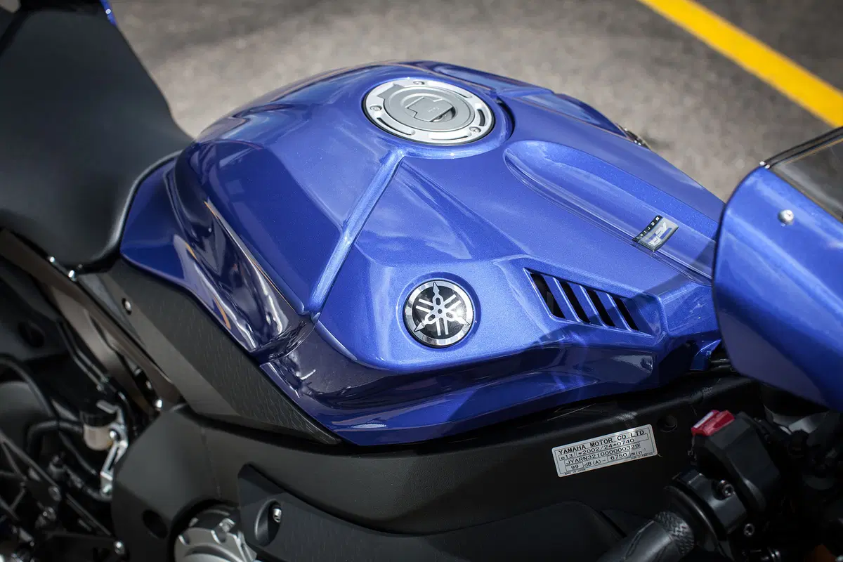 Yamaha YZF-R1 ed YZF-R1M (24)