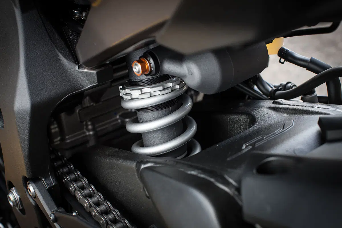 Yamaha YZF-R1 ed YZF-R1M (27)
