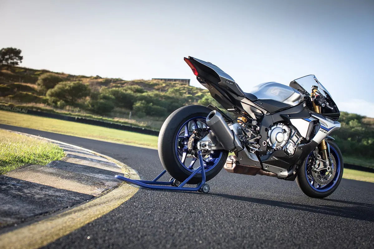 Yamaha YZF-R1 ed YZF-R1M (35)