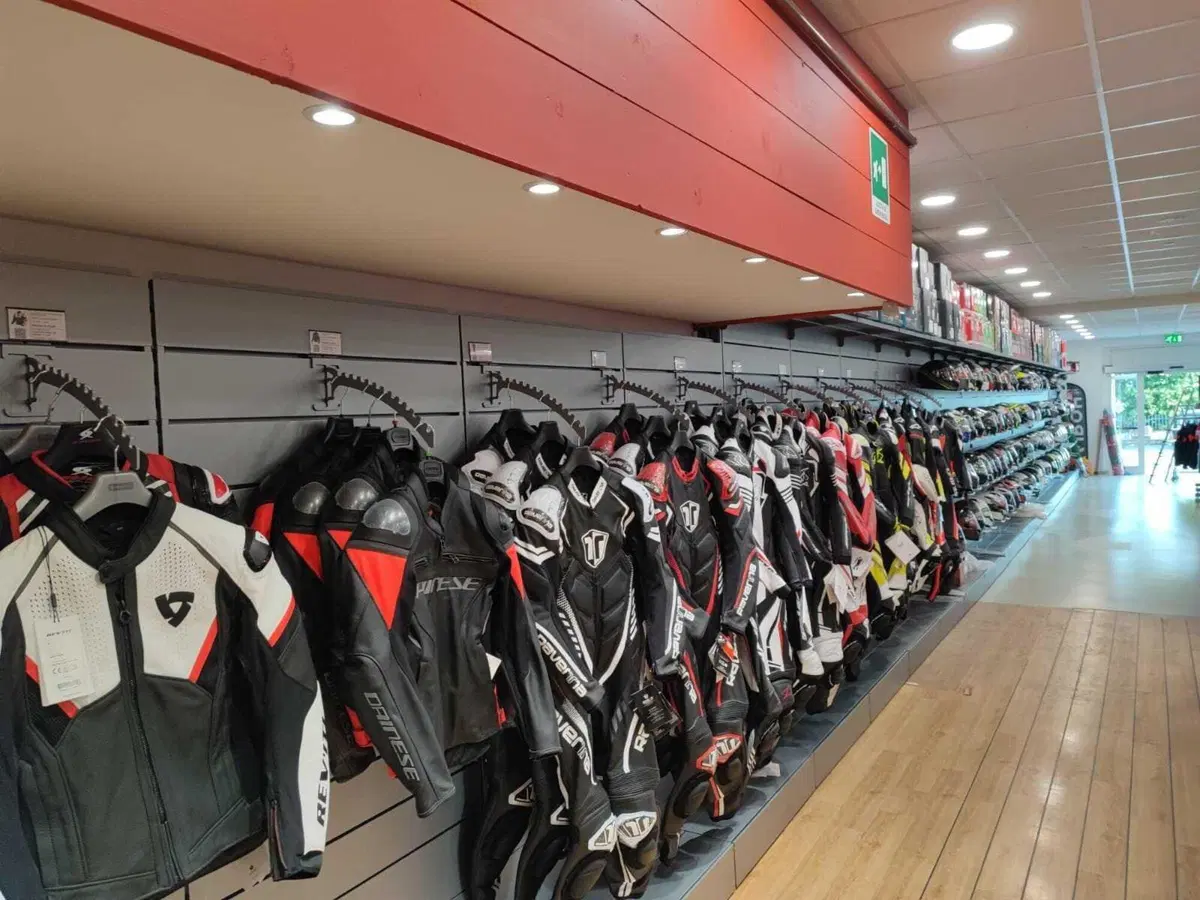 Motoabbigliamento Prato: 17 e 18 inaugurazione per l'ampliamento del negozio (2)