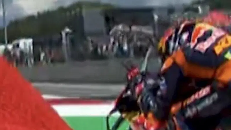[VIDEO] MotoGP 2023, GP d'Italia al Mugello. E voi Jack Miller che stacca una mano in partenza lo avevate visto?