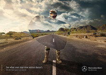 Mercedes e la sicurezza dei motociclisti. Una bella campagna pubblicitaria
