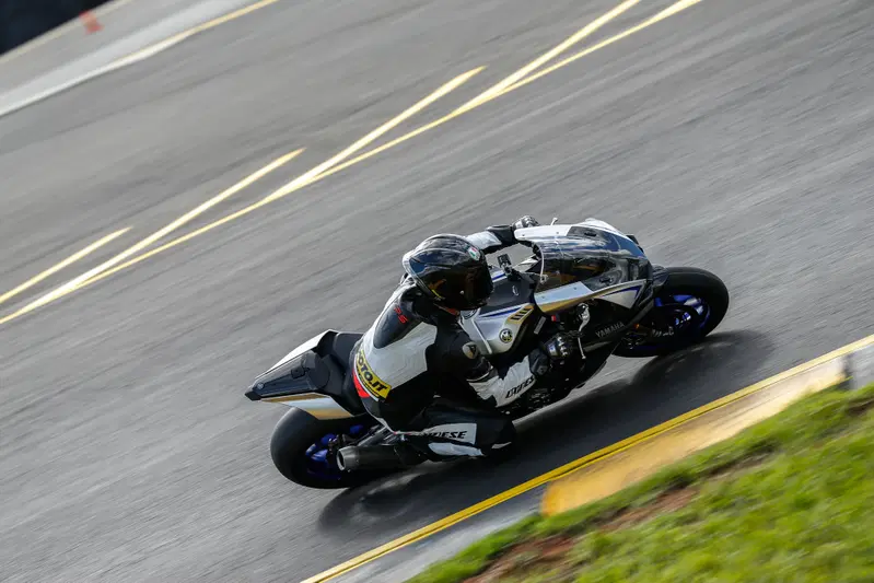 La Yamaha YZF-R1M impegnata sul circuito di Eastern Creek