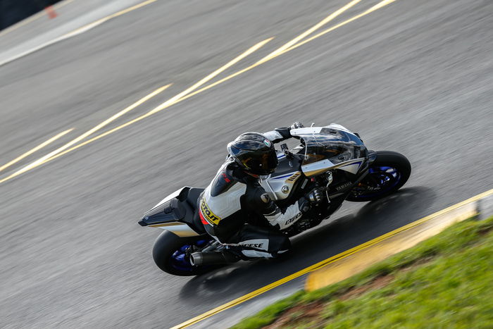 La Yamaha YZF-R1M impegnata sul circuito di Eastern Creek