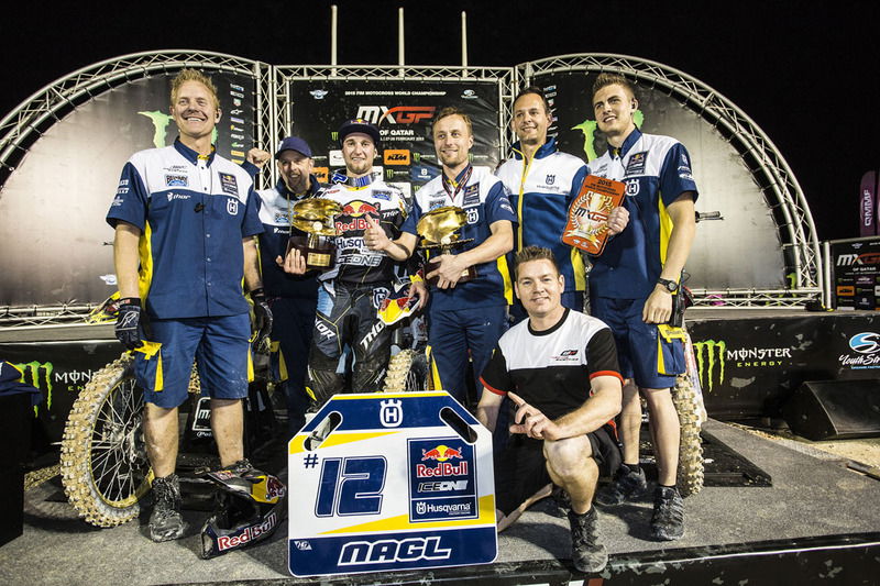 Nagl e il suo team festeggiano sul podio dopo la storica doppietta