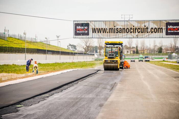 I lavori di riasfaltatura sul rettilineo che porta al Curvane