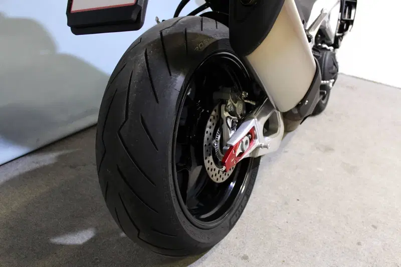 Aprilia Tuono V4 (2021 - 24) (6)