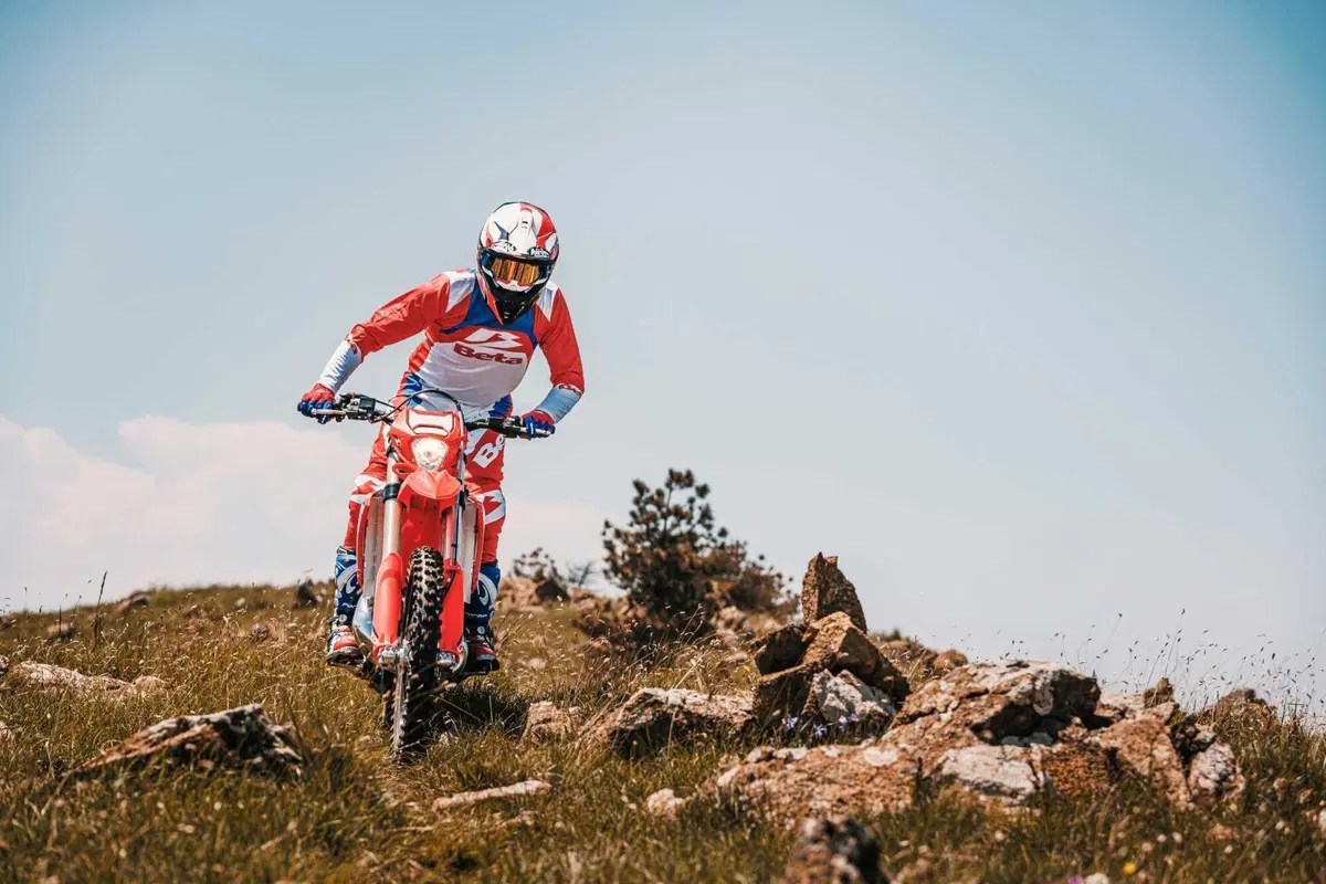 Le Enduro Beta RR 2T e 4T ricevono importanti novità per il 2024 (2)