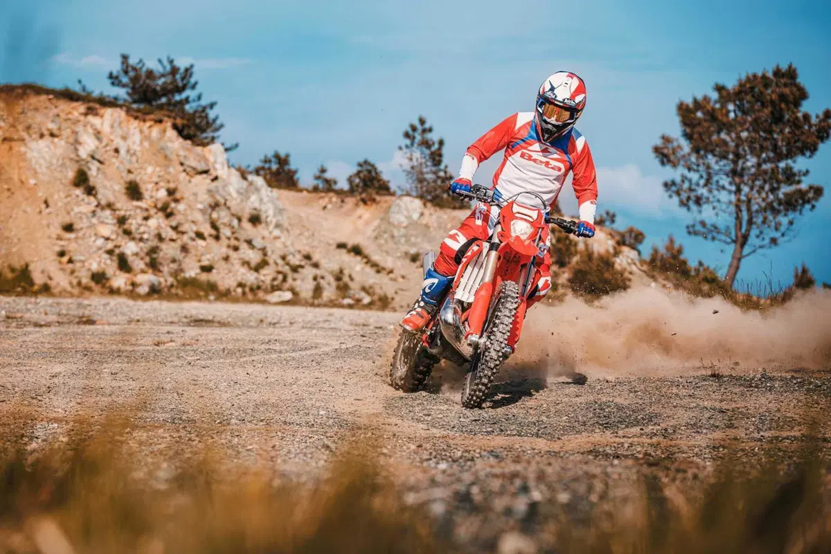 Le Enduro Beta RR 2T e 4T ricevono importanti novità per il 2024 (3)