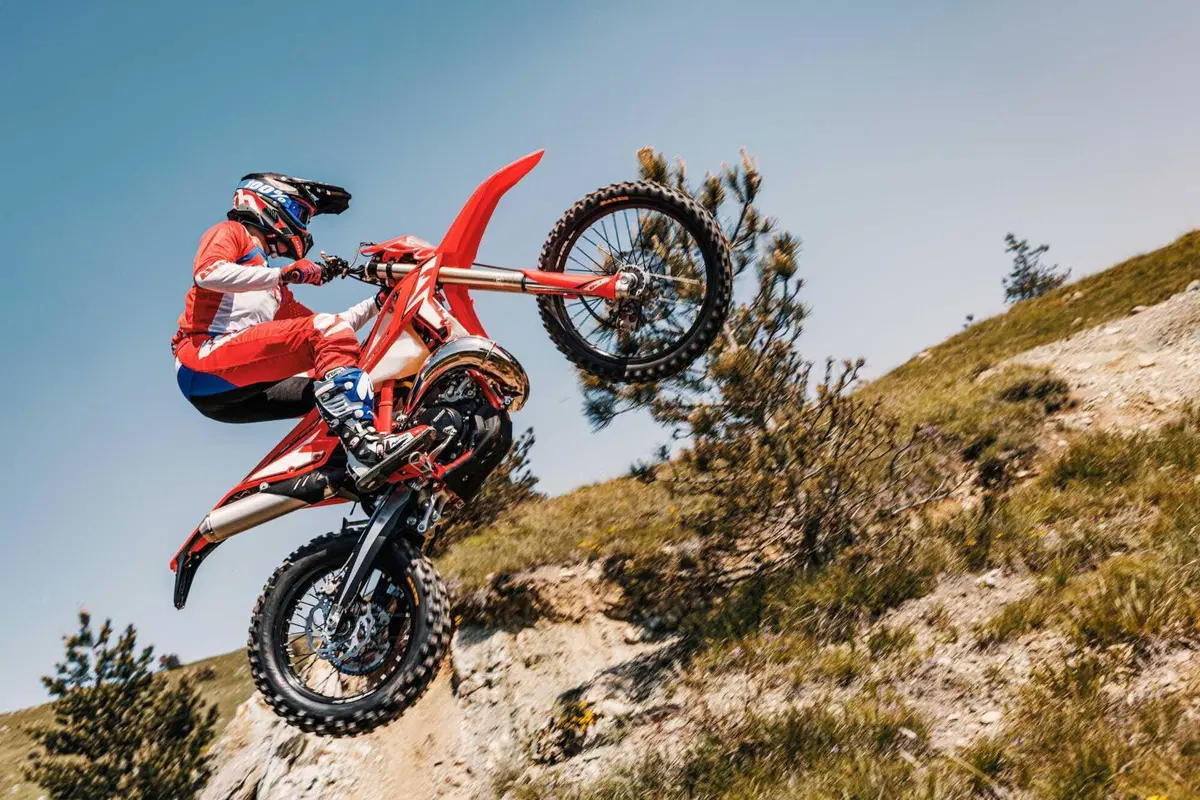 Le Enduro Beta RR 2T e 4T ricevono importanti novità per il 2024 (4)