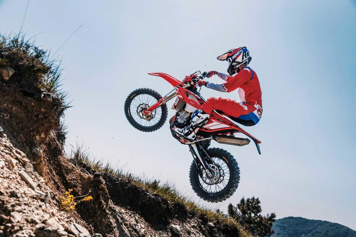 Le Enduro Beta RR 2T e 4T ricevono importanti novità per il 2024 (5)
