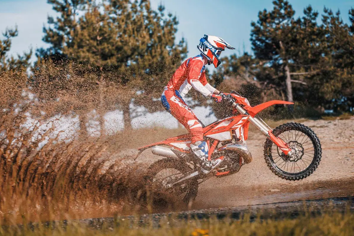 Le Enduro Beta RR 2T e 4T ricevono importanti novità per il 2024 (6)