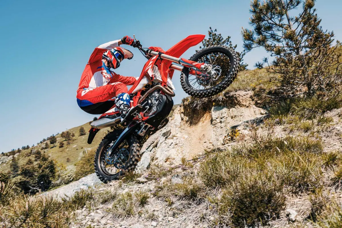 Le Enduro Beta RR 2T e 4T ricevono importanti novità per il 2024 (7)