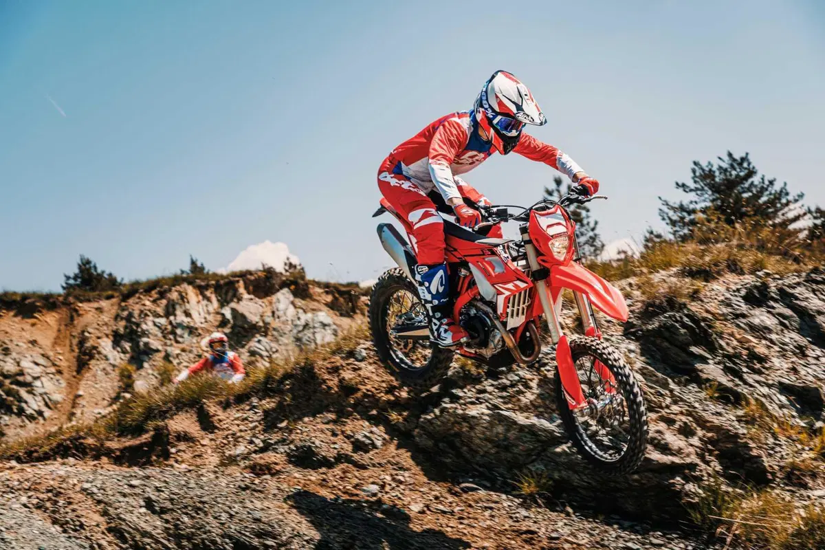 Le Enduro Beta RR 2T e 4T ricevono importanti novità per il 2024 (8)