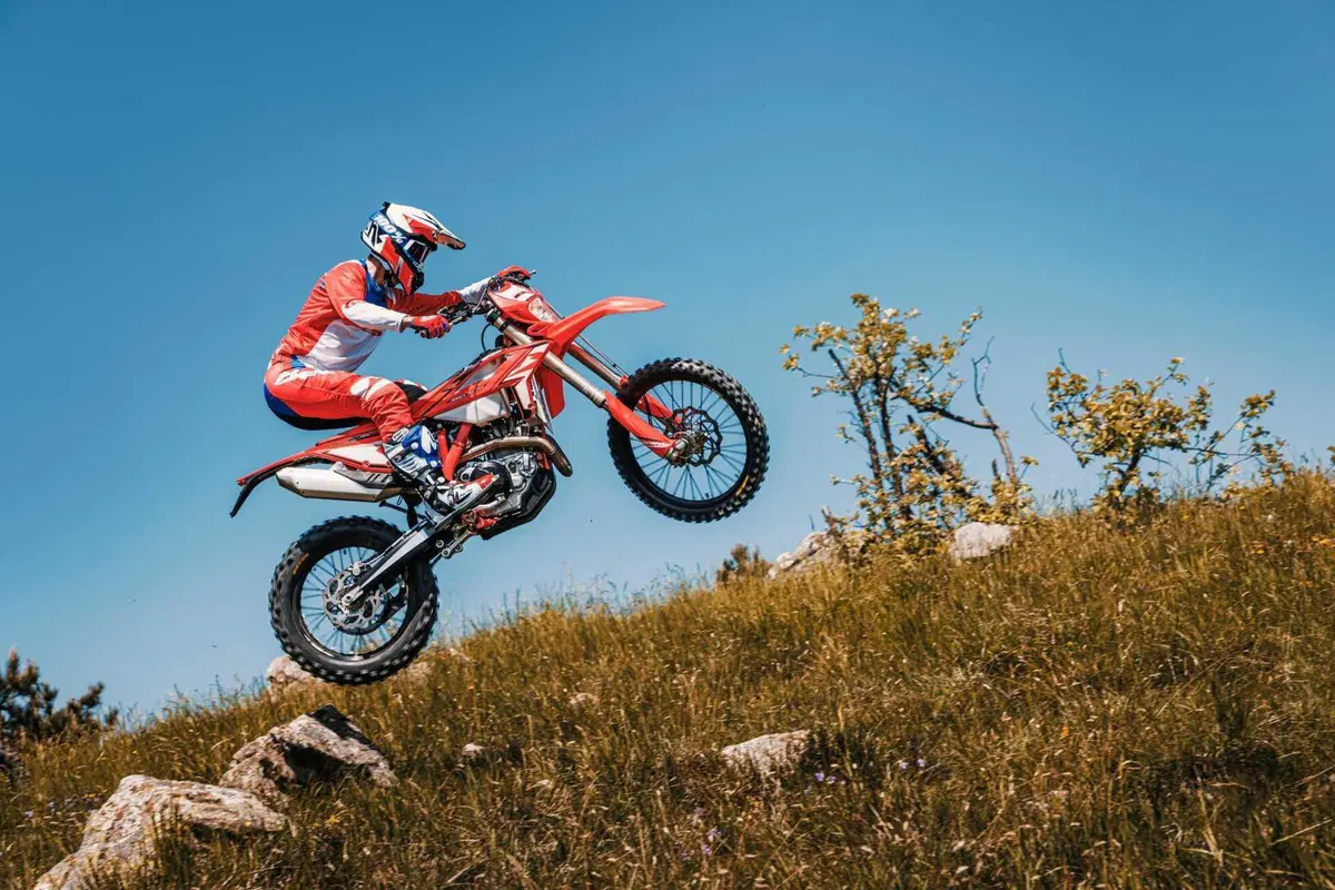 Le Enduro Beta RR 2T e 4T ricevono importanti novità per il 2024 (9)