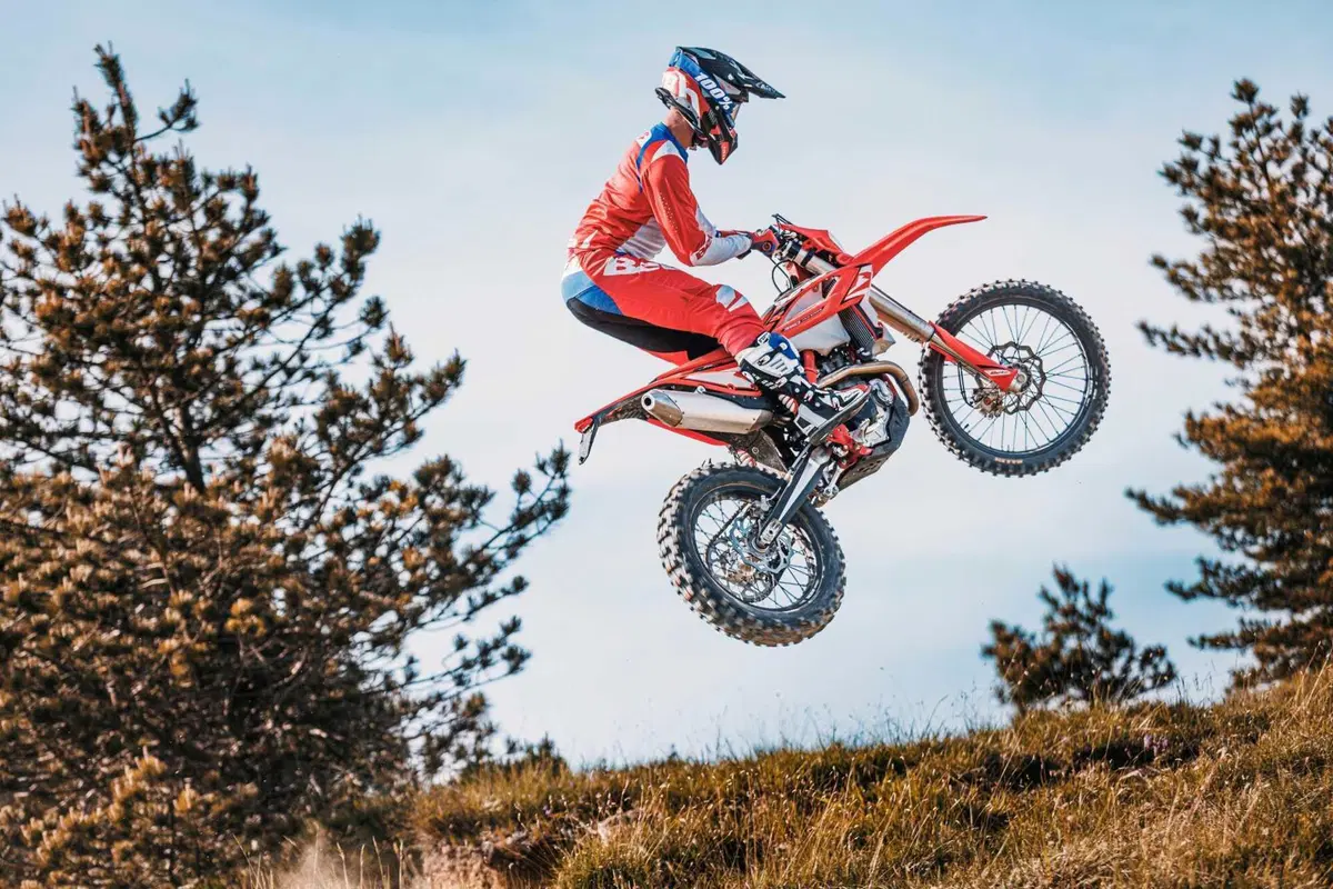 Le Enduro Beta RR 2T e 4T ricevono importanti novità per il 2024 (10)