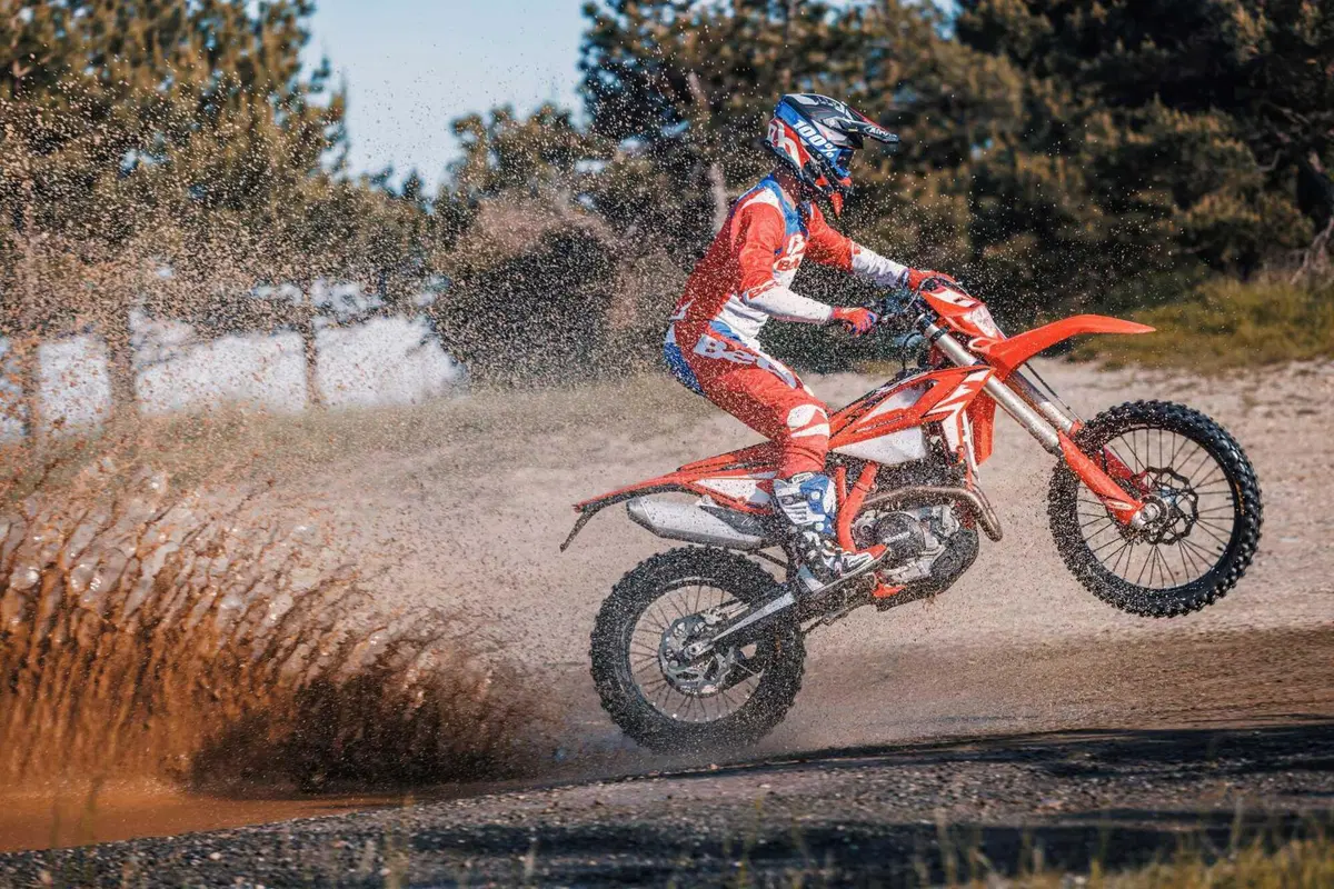 Le Enduro Beta RR 2T e 4T ricevono importanti novità per il 2024 (11)