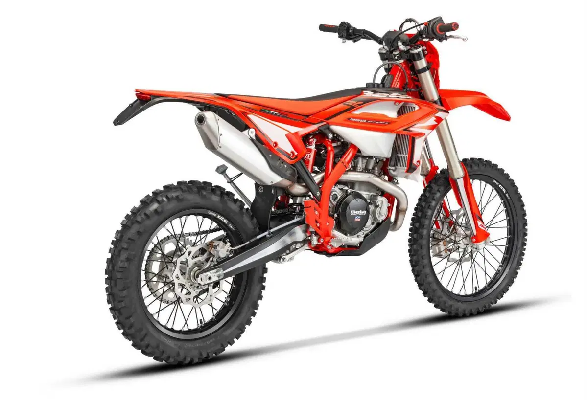 Le Enduro Beta RR 2T e 4T ricevono importanti novità per il 2024 (12)